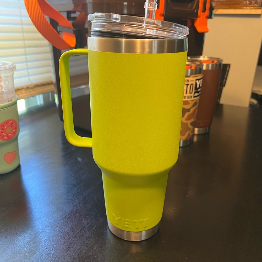 YETI RAMBLER 42 OZ STRAW MUG WITH STRAW LID CHARTREUSE